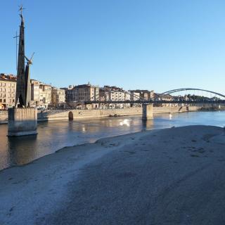 monument de la Batalla de l'Ebre i el pont de l'Estat. Riu Ebre