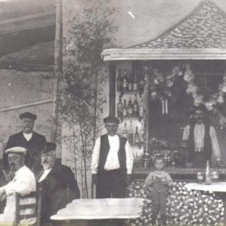 1918, quiosc de begudes obert a l'estiu, estava a l'esquerra de 