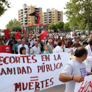 Usuaris i professionals de l'hospital de Viladecans protesten contra les retallades a la sanitat pública