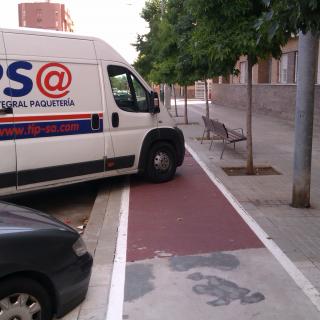 Vehicle aparcat en mig del carril bici. Grans carrils bicis... 