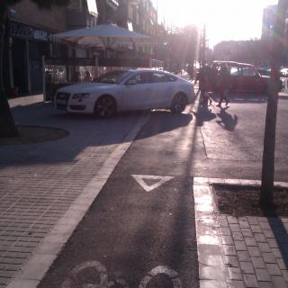 Carril bici urbà com a parcament de cotxes.