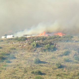 Gent baixant i fugint del foc en un penyassegat a Portbou