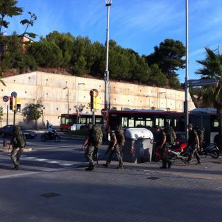 L’exèrcit espanyol surt al carrer amb armes i uniformes de combat