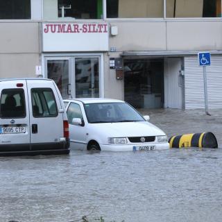 El riu Garona encara inunda diverses zones de Vielha, tot i que el cabal ha començat a baixar