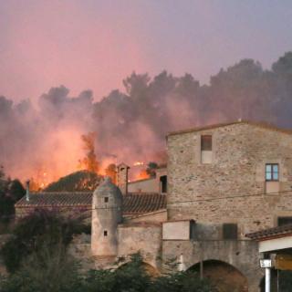 Foc prop d'una casa al poble de Foixà