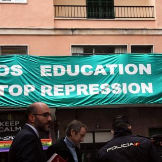 El famós bar 'Es Suprem' lluïa una pancarta d'Amnistia Internacional i una altra a favor del català a l'escola balear