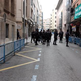 El carrer que dóna accés a la famosa rampa del jutjat ha estat tallat per la policia