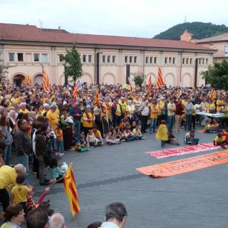 Concentració contra la suspensió de la consulta per part del TC a Olot