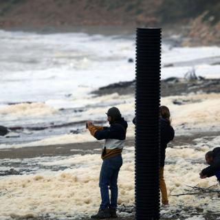 Diverses persones en una platja de l'Escala