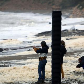 Diverses persones en una platja de l'Escala