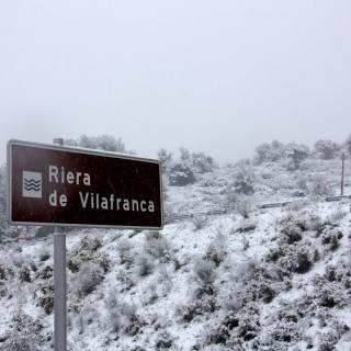 Tram de la C-15 a l'altura d'Olèrdola, on hi ha la Riera de Vilafranca, emblanquinat per la neu (horitzontal) La neu col·lapsa l'autovia C-15 entre Vilanova i la Geltrú i Vilafranca del Penedès