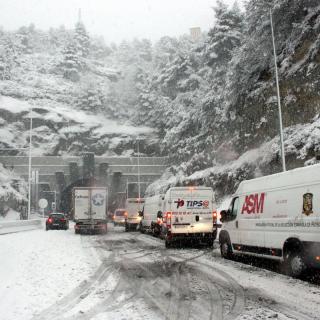 Cua de cotxes davant de l'entrada al túnel del Bruc sentit Barcelona, que es troba tallada. (Horitzontal) Tallada l'AP-7 entre Martorell i el Vendrell a causa de la neu