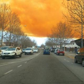 El cel d'Igualada tenyit de color taronja a causa del núvol que s'ha creat per l'explosió d'un camió cisterna amb àcid nítric