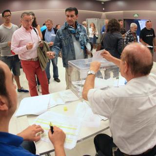 Gent votant al col·legi de Ciutat Vella de Girona