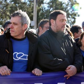 El vicepresident del Govern, Oriol Junqueras, sosté una de les pancartes de la manifestació acompanyat de la presidenta del Parlament, Carme Forcadell, i l'alcalde d'Amposta, Adam Tomàs