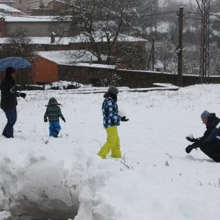 una família juga amb la neu a Prades