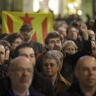 Centenars de persones es concentren davant l'Ajuntament de Girona a l'acte de suport a la presidenta del Parlament, Carme Forcadell, que aquest divendres declara al TSJC