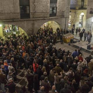 Centenars de persones es concentren davant l'Ajuntament de Girona a l'acte de suport a la presidenta del Parlament, Carme Forcadell, que aquest divendres declara al TSJC