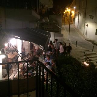 Terrasses i sorolls a Llafranc. Bar Marmara. Cal implantar normatives per regular i limitar horais i sorolls
