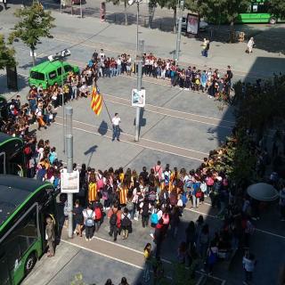 21/09/2017 Manifestació organitzada pels alumnes del Institut Lluís de Peguera, en suport a Barcelona. A la plaça Major, davant del ajuntament hem fet un SI amb persones. Foto: Arnau Closes (Estudiants de Manresa)