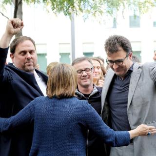 Lluís Salvadó (amb ulleres), amb Oriol Junqueras al costat va a abraçar-se a Carme Forcadell