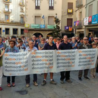 Tàrrega concentració 17-O i lectura de manifest per demanar llibertat de Jordi Sànchez i Jordi Cuixart