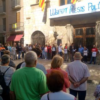 Unes 200 persones es concentren  davant ajuntament de Montblanc, per protestar per empresonaments Jordis