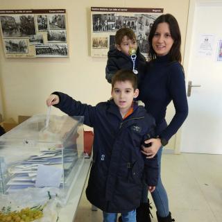 Eva Serra Vila de Figueres votant amb els seus fills a les eleccions del 21 de desembre