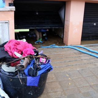 Els bombers han ajudat els veïns de Vilatenim instal·lant bombes d'aigua per poder netejar les zones inundades dels habitatge