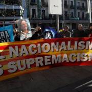 Concentració de persones amb banderes espanyoles a les portes del Suprem