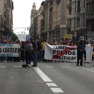 Manifestació a la Via Laietana poc després de l'anunci de la sentència de l'1-O