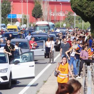 Un grup de manifestants es dirigeixen a l'aeroport de Barcelona, després de la sentència de l'1-O