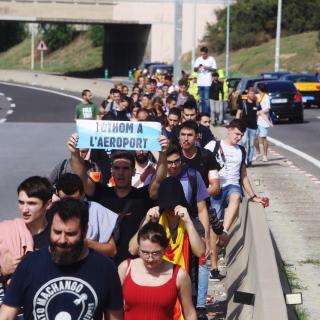 Un grup de manifestants es dirigeixen a l'aeroport de Barcelona, després de la sentència de l'1-O