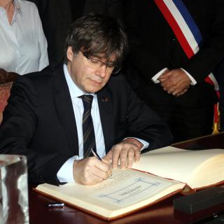 L'expresident de la Generalitat i eurodiputat Carles Puigdemont signant el llibre d'honor de l'Ajuntament de Perpinyà