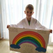 L'Aitor de sis anys segueix practicant el taekwondo i també aprofita per dibuixar l'arc de sant martí