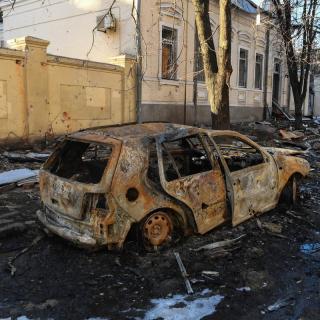 Un cotxe calcinat per un bombardeig a Khàrkiv, Ucraïna