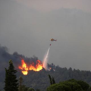Un helicòpter llença aigua a l'incendi forestal de Baldomar