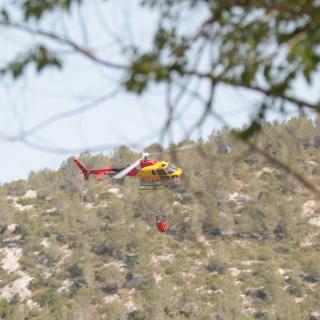 Un helicòpter en les tasques d'extinció de l'incendi forestal d'Olivella