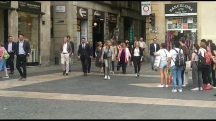 Els consellers de Junts es dirigeixen al Palau de la Generalitat per assistir a la reunió.
