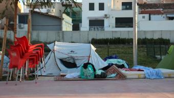 Una tenda i un matalàs, a la plaça del Contonifici de Badalona, el 16 de gener