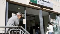 Diverses persones fan cua per accedir a un ambulatori, a Màlaga