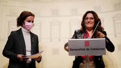 La consellera de la Presidència, Laura Vilagrà (d) i la Secretària General de l'Esport, Anna Caula (e), durant la roda de premsa  d'aquest divendres