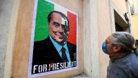 Un home observa un mural de l'artista urbà Harry Greb amb l'efígie de Silvio Berlusconi, a Roma