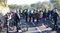 Desenes de ciclistes han tallat la carretera dels Àngels, aquest diumenge al mati