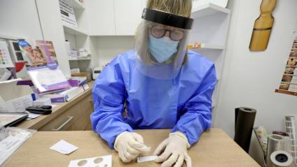 Una farmacèutica realitza un test d'antígens ràpid, a Barcelona