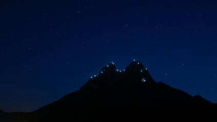 El juliol del 2021 una cinquantena d'excursionistes ja van il·luminar el Pedraforca
