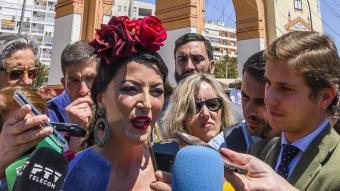 La candidata de Vox a la Junta d'Andalusia, Macarena Olona, en una visita a la Fira d'Abril de Sevilla, el passat 5 de maig