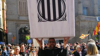Un manifestant porta una urna gegant, aquest dissabte a la plaça Sant Jaume