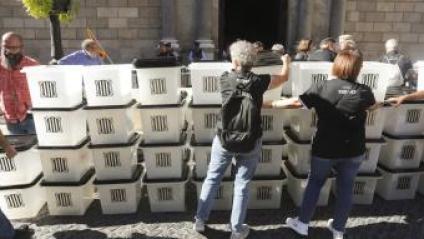Els concentrats han aixecat un mur amb urnes de l'1-O, davant el Palau de la Generalitat