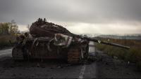 Imatge d'un tanc rus destruït, en una carretera de la província de Khàrkiv